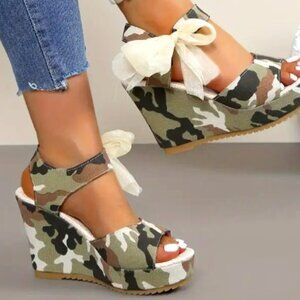 NWOT-Camouflage Ribbon-Tie Wedge Sandals